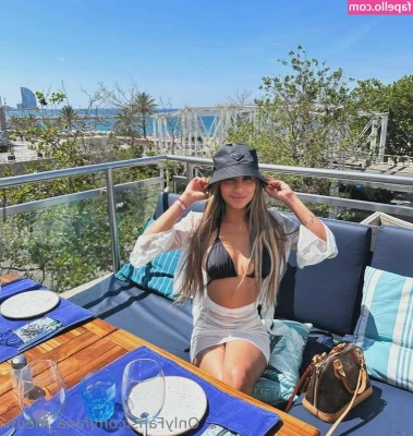 Lana - Perfect view for a worm