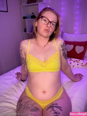roxyredheadxoxo - Everymorning I wake up and I gently graze my fingertips across my