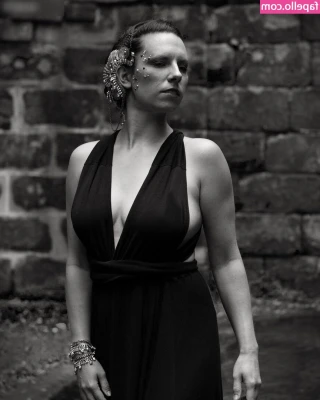 Johanna_Feuerschwanz [ johanna-feuerschwanz ] - This dress doesn't cover much, ass wise 😅