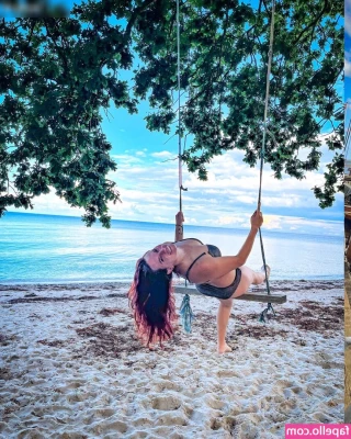 Johanna_Feuerschwanz [ johanna-feuerschwanz ] - My belly is so big even when i just woke up🤭