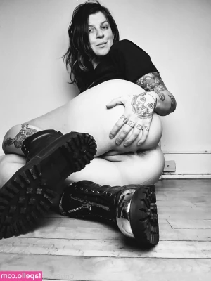 theellehell - SWIPE FOR A SWEET SURPRISE …..🤤🤤🤤