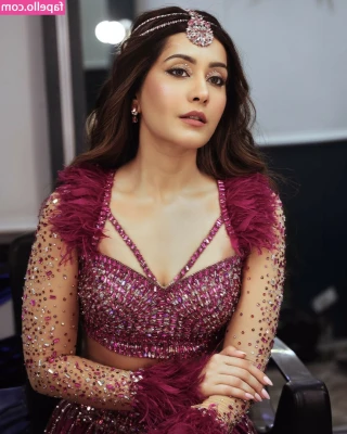 Raashi Khanna [ raashi-khanna ] - Hello there! Trying out a different look