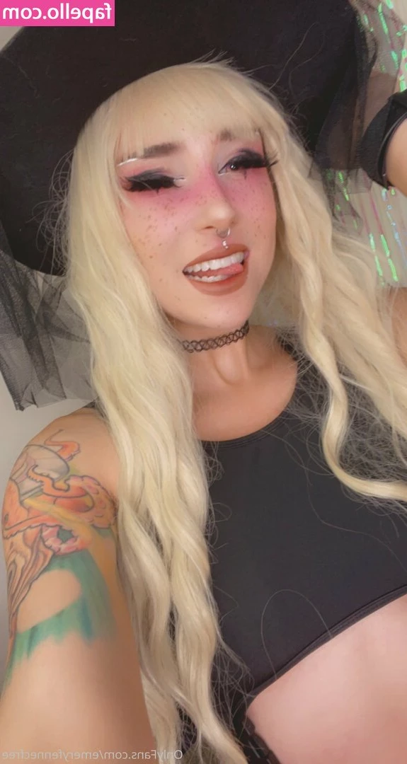 emeryfennecfree - Bend me over and say hello