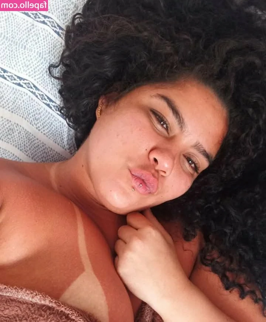 Barbara Soares [ barbara-soares ] - May or may not have a 3 way lesbian makeout coming to you soon 👀