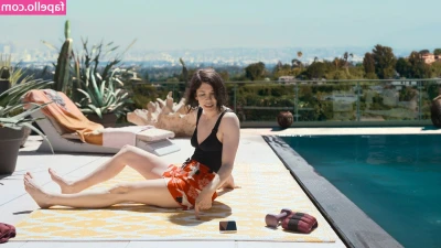 Carrie Brownstein [ carrie-brownstein ] - Don’t you just wanna feed it? Or cum all over it? Or both at the