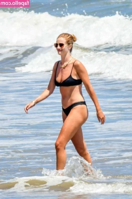 Rosie Huntington-Whiteley [ rosie-huntington-whiteley ] - I'm in my bed and waiting for you babe😉 Cum say hi in my DMs😏