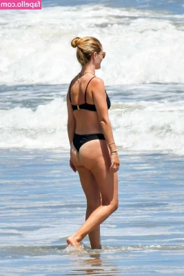 Rosie Huntington-Whiteley [ rosie-huntington-whiteley ] - Off to the airport. Praying for the pat down 💋🤫