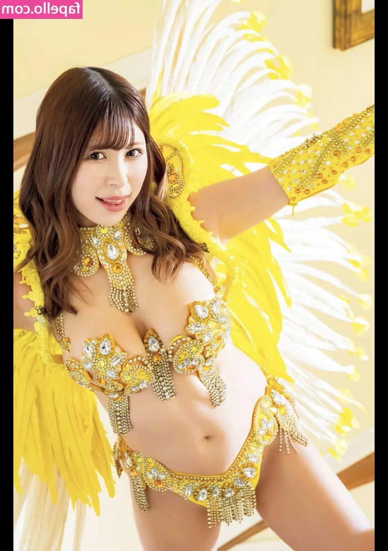 Miu Arioka [ miu-arioka ] - Greet your gypsy card reader! She can see your future, all you have