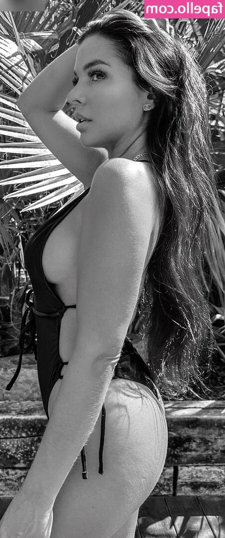 Meike Emonts [ meike-emonts ] - 0:08  Shakin' mah oil covered booty!