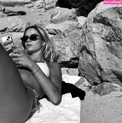 Charlotte Fromm [ charlotte-fromm ] - hi there, were you looking at my feet? thats fine, ill let you