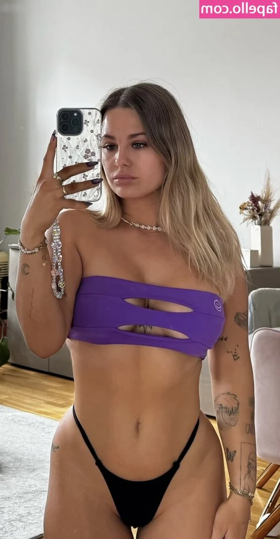 Selina Hager [ selina-hager ] - Me lo menea bien, cocina y también enrola 🔞😈  He gives me a