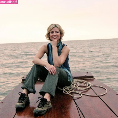 Samantha Brown [ samantha-brown ] - Wanna squeeze in with me over here? 🐭