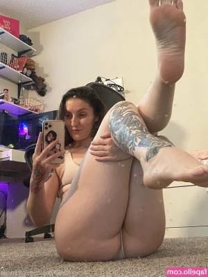 OftenElle - Always online  elish_blossom How sexy is my best friend 