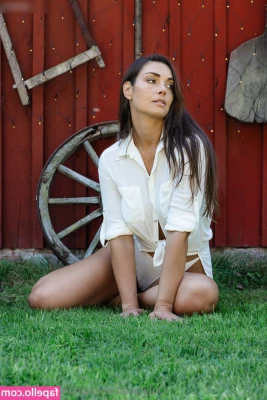 Denice Andrée [ denice-andre ] - sitting pretty?