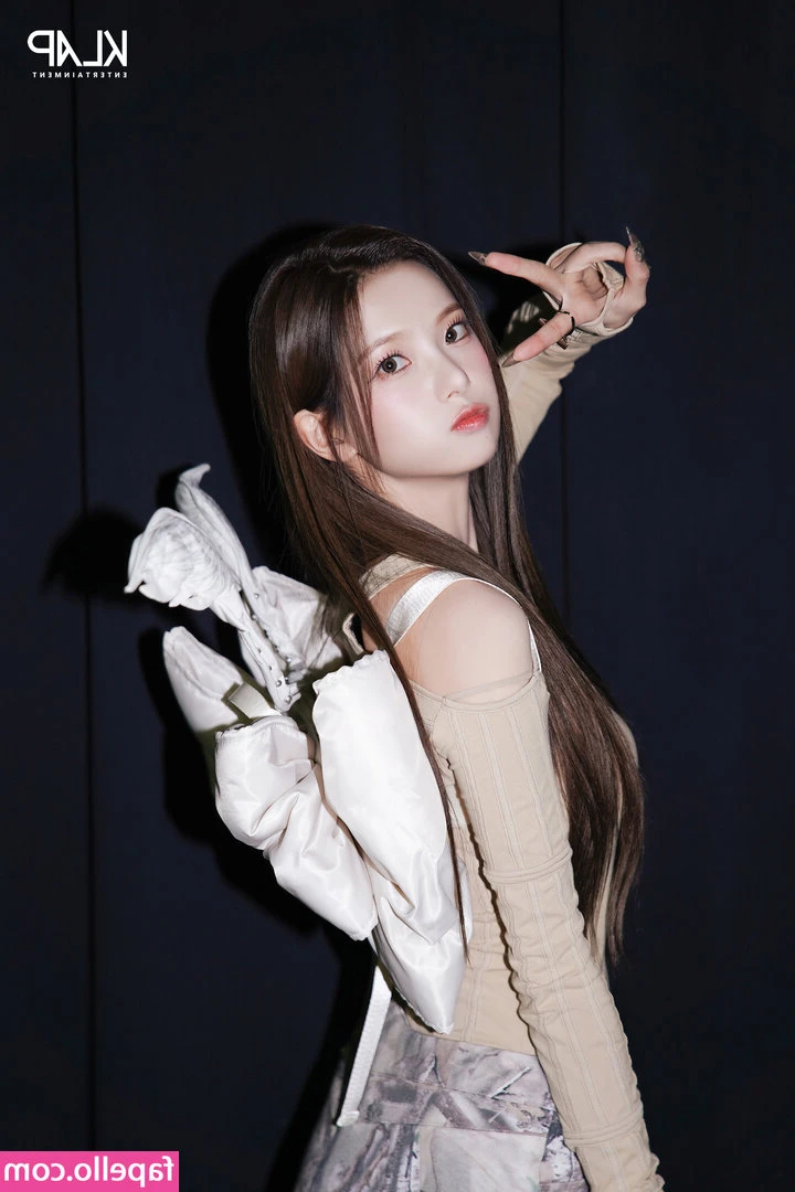 Choi Yu-Jin [ choi-yu-jin ] - Here’s to Day 4 in quarantine! Might hop on Niteflirt 💋