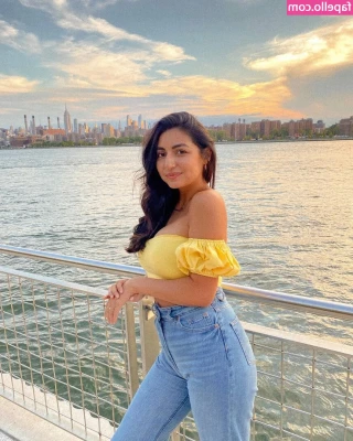 Danielle Baez [ danielle-baez ] - Some of these OnlyFan pages are so out of control with promoting