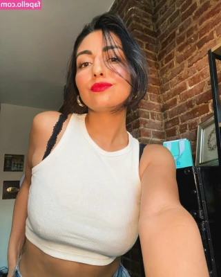 Danielle Baez [ danielle-baez ] - standing half naked, but I can be bare for you 🤭