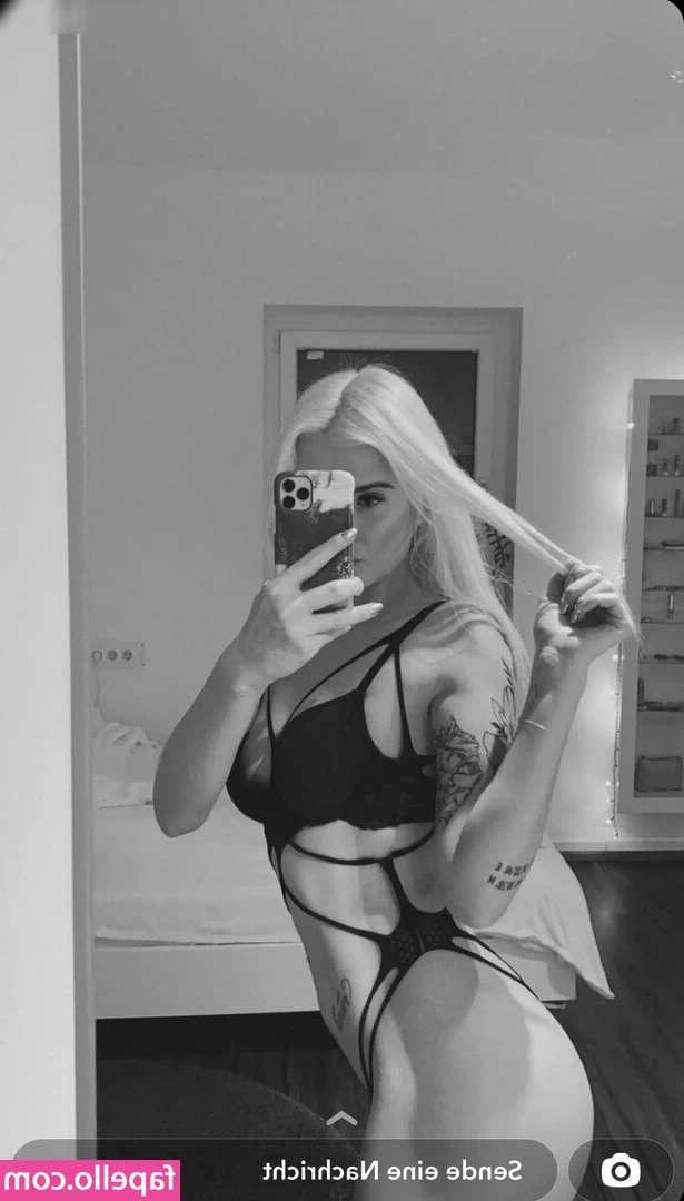 Kathy_ETZ [ kathy-etz ] - Squeeze me 💋❤️