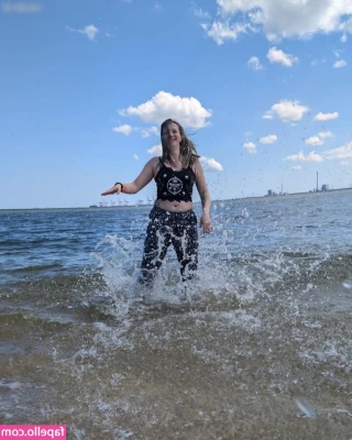 Kichie94 - I'll spread it open and keep my knees far apart 🥒🍓