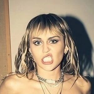 Miley Cyrus fakes