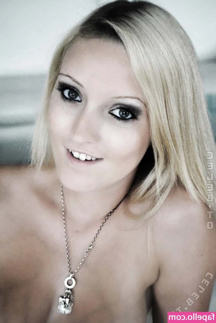 Bellablonde [ bellablonde-1 ] - Implied nudity photo set - under the sheets naked for you🤭😈