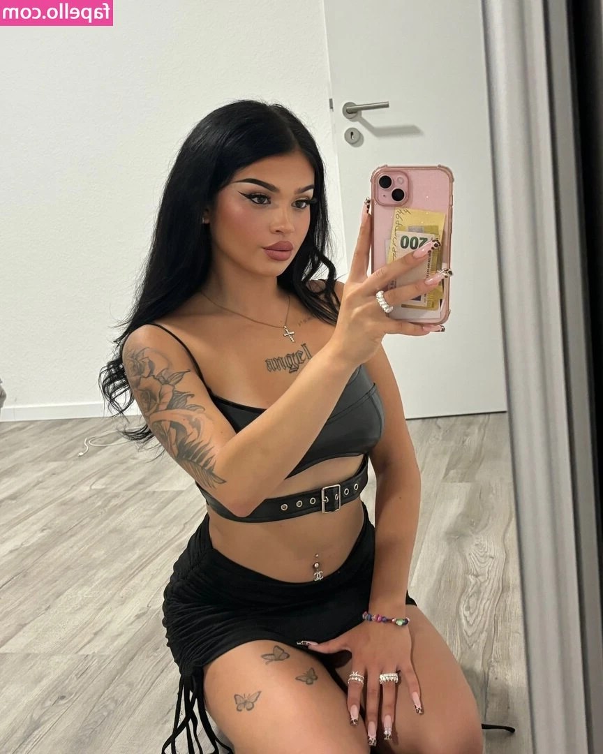 Jeanne.kts [ jeanne-kts ] - FRESH OUT THE SHOWER & ready to fuck😈 Check your inbox/DM me