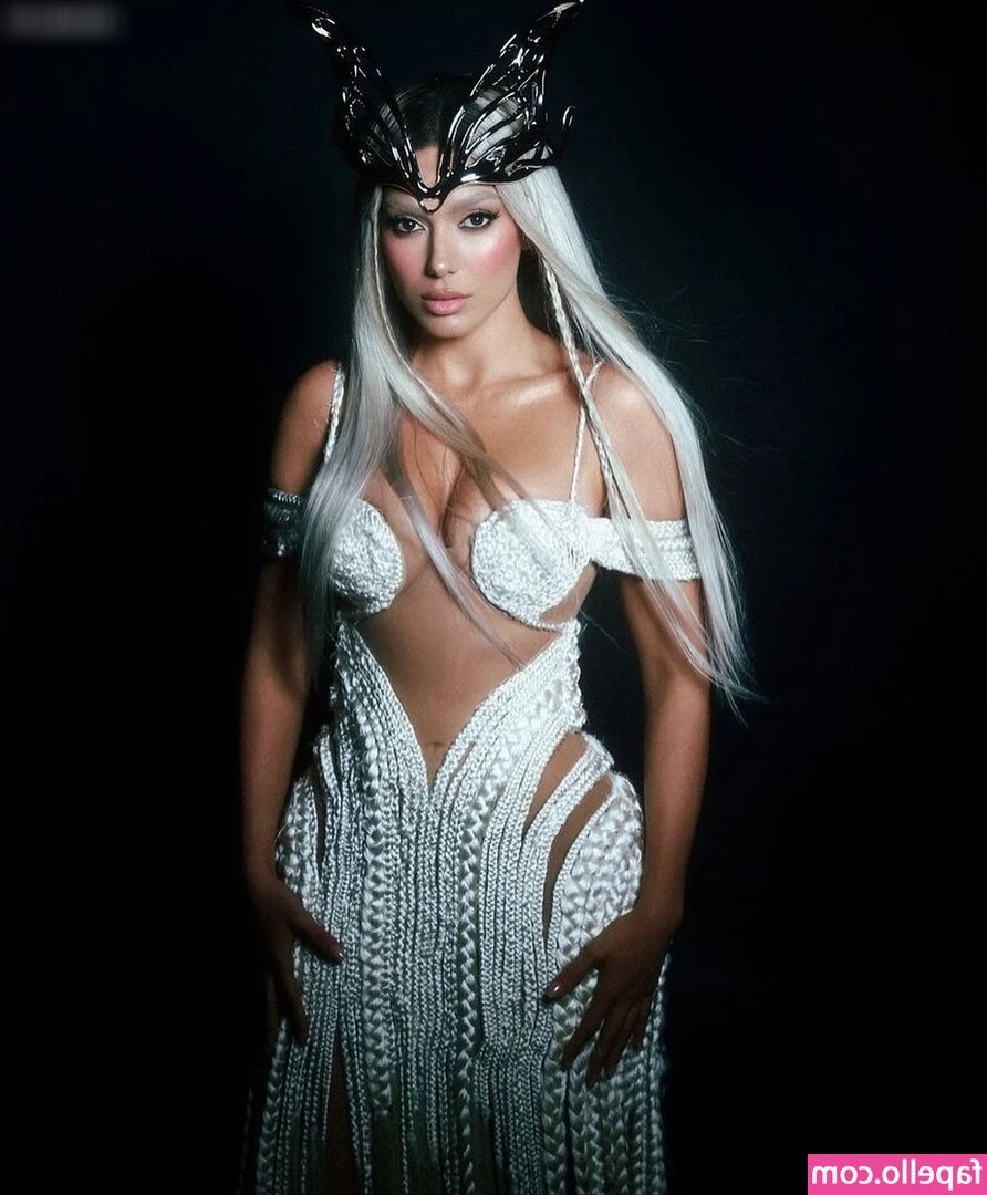 Elvana gjata [ elvana-gjata ] - Now there’s only FOUR days until my birthday!  In this photo I am