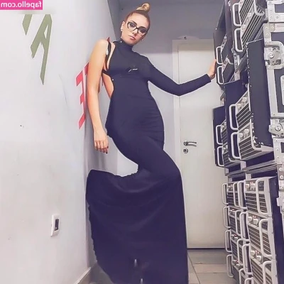 Elvana gjata [ elvana-gjata ] - Lick my feet while im in the game lobby