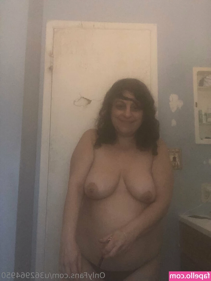 u362964950 - It s 9pm  I m still getting my hair styled  my fingernails and