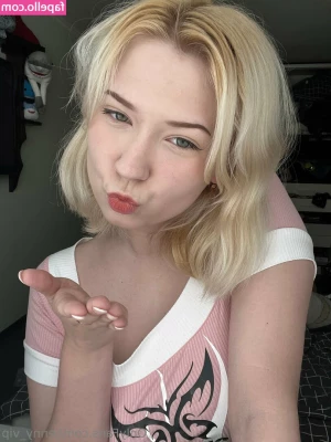jenny_vip [ jenny-vip ] - Chilling on twitch  I call this look Elfie Miss Elton              