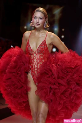 Gigi Hadid [ gigi-hadid ] - Is that who I think it is now in time square !!!
