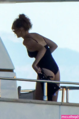 Gigi Hadid [ gigi-hadid ] - cover me in your cum, kindly 🤤