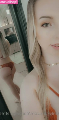 darciebellefree - i want your hand prints all over here 😋