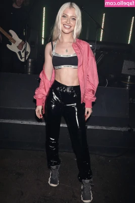 Alice Chater [ alice-chater ] - Merry Christmas.  Today I’m with family, making all the food and
