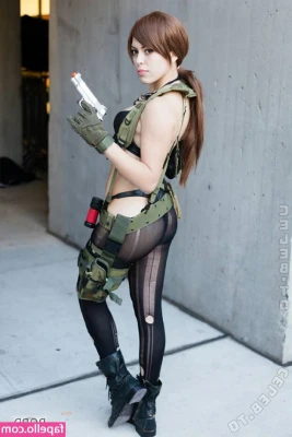 Nadya Sonika [ nadya-sonika ] - Jiggle or wiggle ?