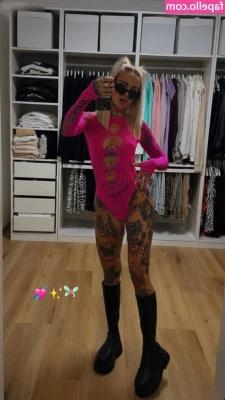 Carina_mthrfckr [ carina-mthrfckr ] - Haven’t posted a selfie in a while .. 🥰😋