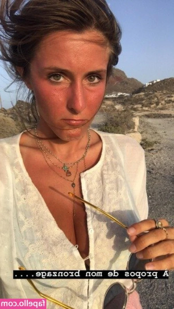 Camille méduse [ camille-mduse ] - Dirty sweaty feet! Your mistress needs her feet cleaning. Get to work