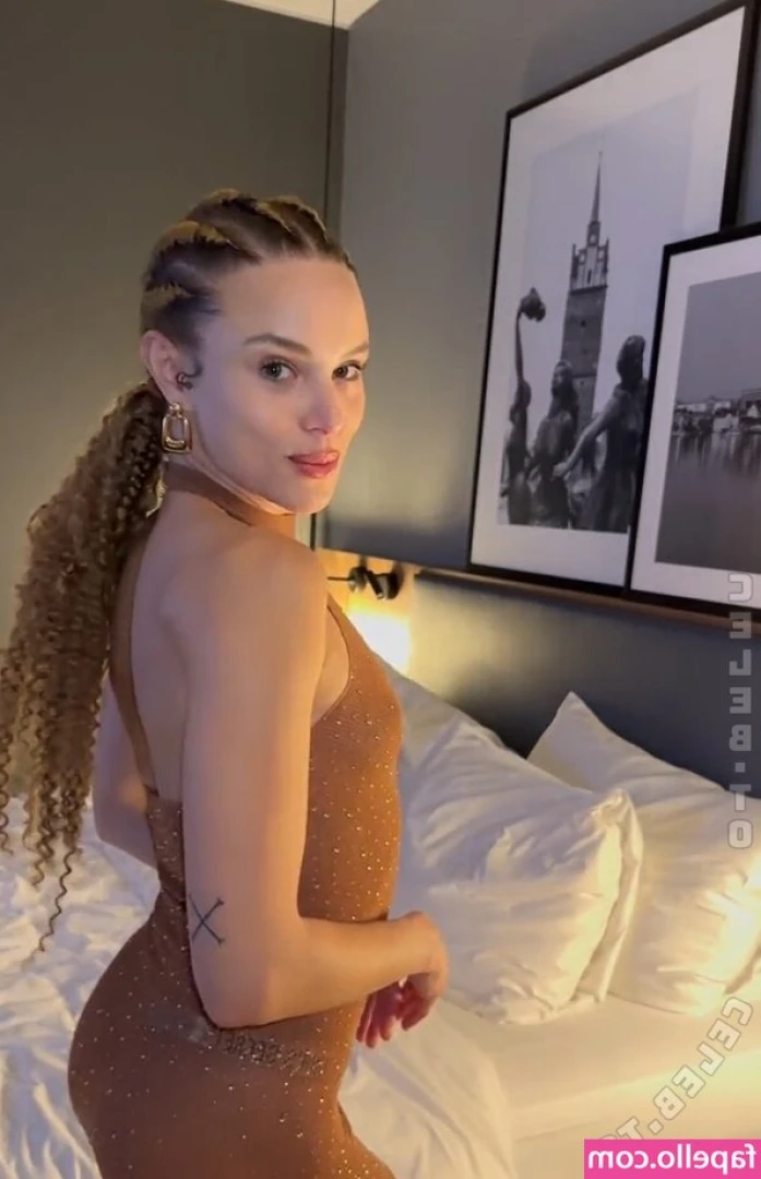 Christin Okpara [ christin-okpara ] - RARE video of Dee playing with herself