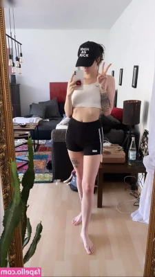 Jodie Calussi [ jodie-calussi ] - is it too early to have a christmas tree up ? 🥹🎄