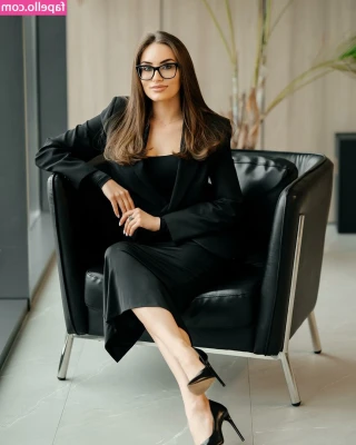 Maryana Muntean [ maryana-muntean ] - Everything hurts and i regret moving a whole ass couch and then