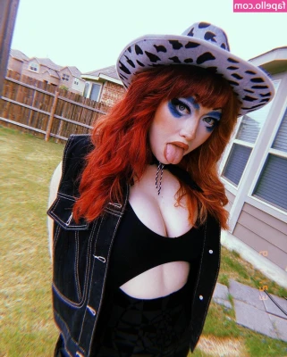 Koolysmiley - How about a sexy striptease for you guys?