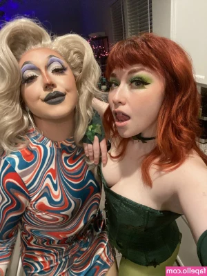Koolysmiley - Behind the porn where I answer a question about the size of the cock