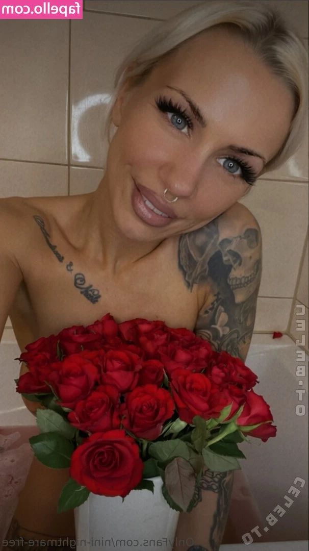 JaneDavi - Cooling these feet off in the jacuzzi! Butt naked of course lol!