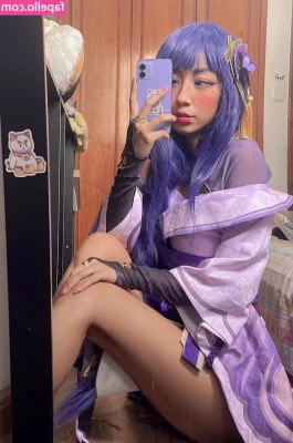 notLisanna - Shhh! Book reading, bare soft feet, white nails and wide jeans.