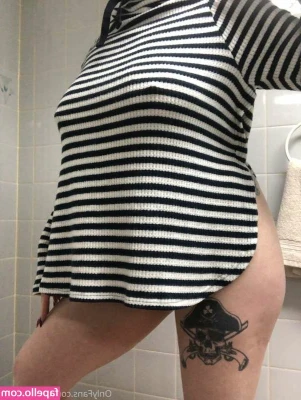 Alice’s Wonderland [ alice-s-wonderland ] - @slaveandy lost his privilege of looking at my perfect ass in the