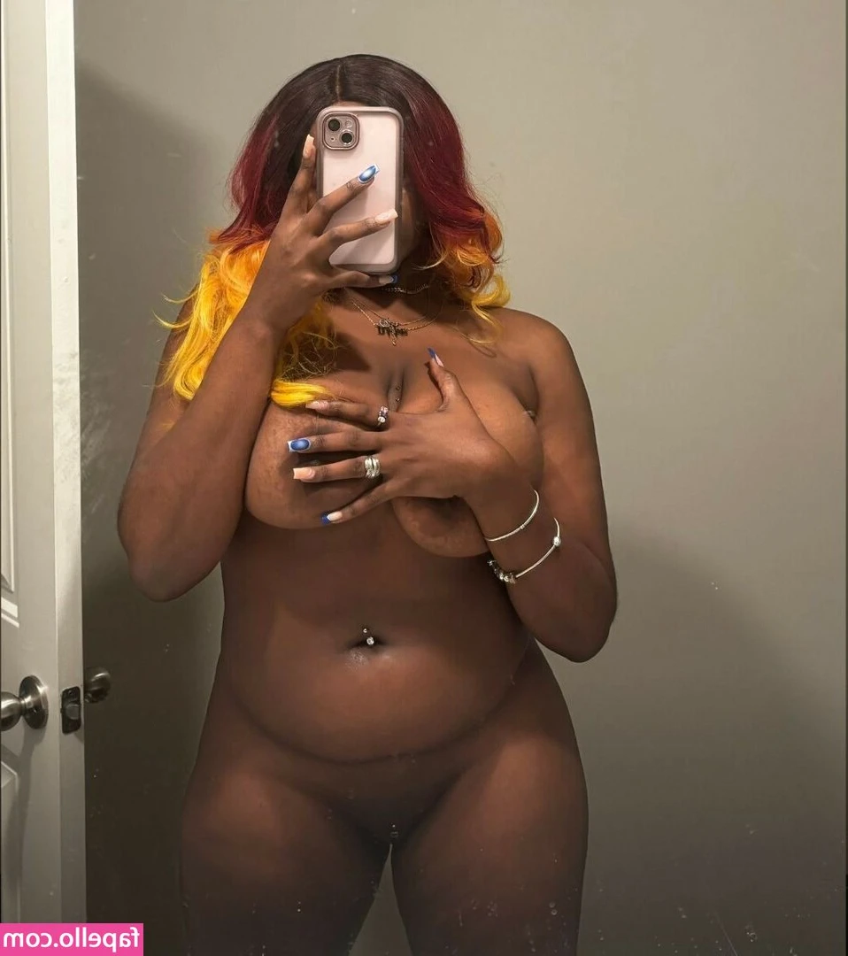 itscocoachanel - If anyone wants to sext im free :3 just tip mi $12.50 🥰