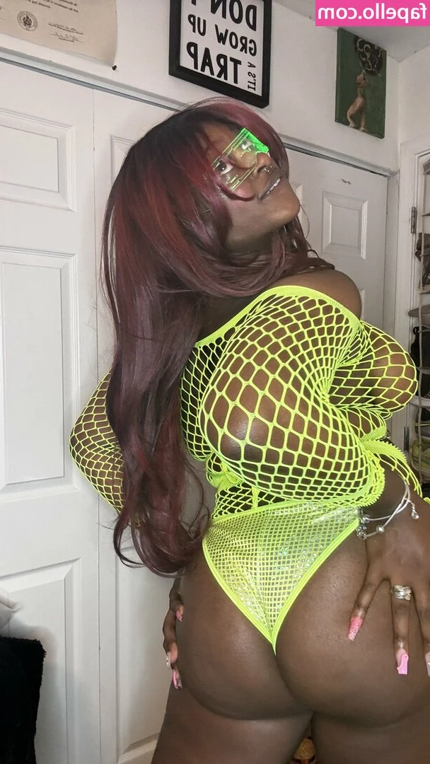 itscocoachanel - Yummy POV BJ with black background so you can really see my eyes and