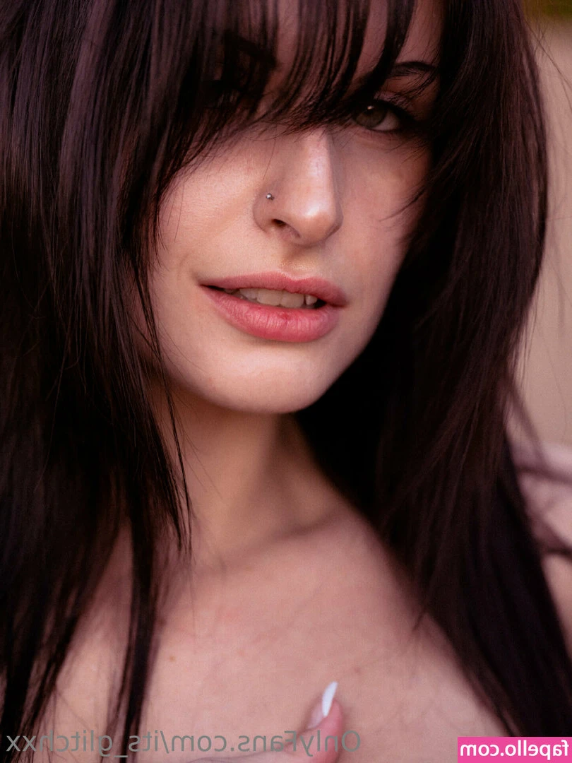 its_glitchxx [ its-glitchxx ] - Stunning babe @mollymoor wants to show daddy how wet she is