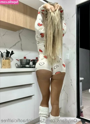 fabyzinhaoficialfree - I m going out of town for my birthday this month   Whose gonna give