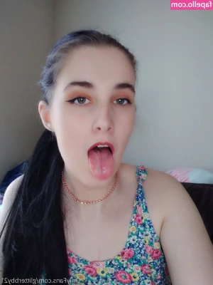 glitterbby21 - It’s getting hot 🥵 i gotta take all this off…
